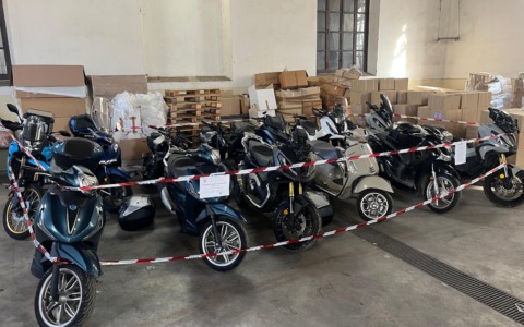Tredici scooter rubati trovati in un magazzino di Vicenza: denunciati in tre