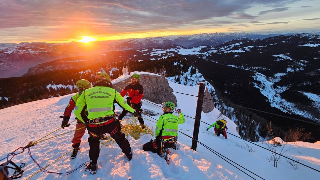 La cagnolina Ragù finisce in un canale. Lui prova a recuperarla, ma resta bloccato su un salto di roccia