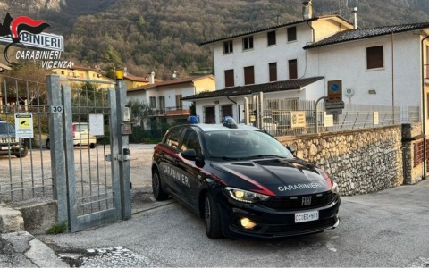 Passante aggredito e derubato di zaino e collana d’oro: due anni e mezzo di carcere per un 35enne di Arsiero
