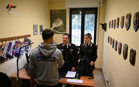 Trovano uno zaino al cimitero, dentro ci sono più di 1.500 euro: coppia vicentina lo consegna ai Carabinieri