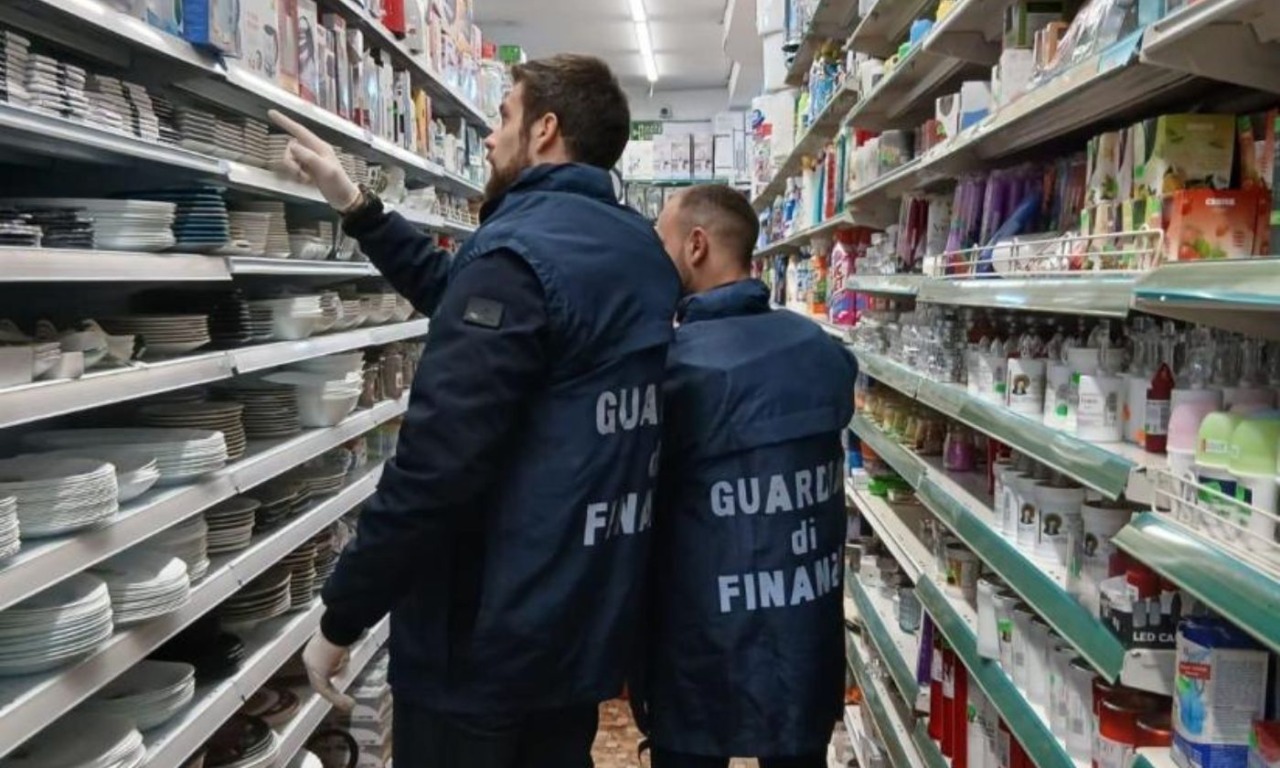 Articoli per Carnevale non sicuri: sequestrati più di 11mila prodotti dalla Guardia di Finanza