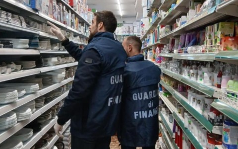 Articoli per Carnevale non sicuri: sequestrati più di 11mila prodotti dalla Guardia di Finanza