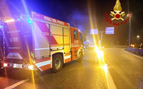 Auto precipita in un fossato lungo la strada del Costo in località Barricata