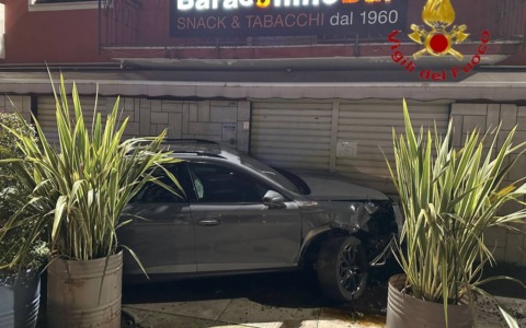 Perde il controllo dell’auto e si schianta contro una cabina del gas e le serrande di un bar a Bolzano Vicentino