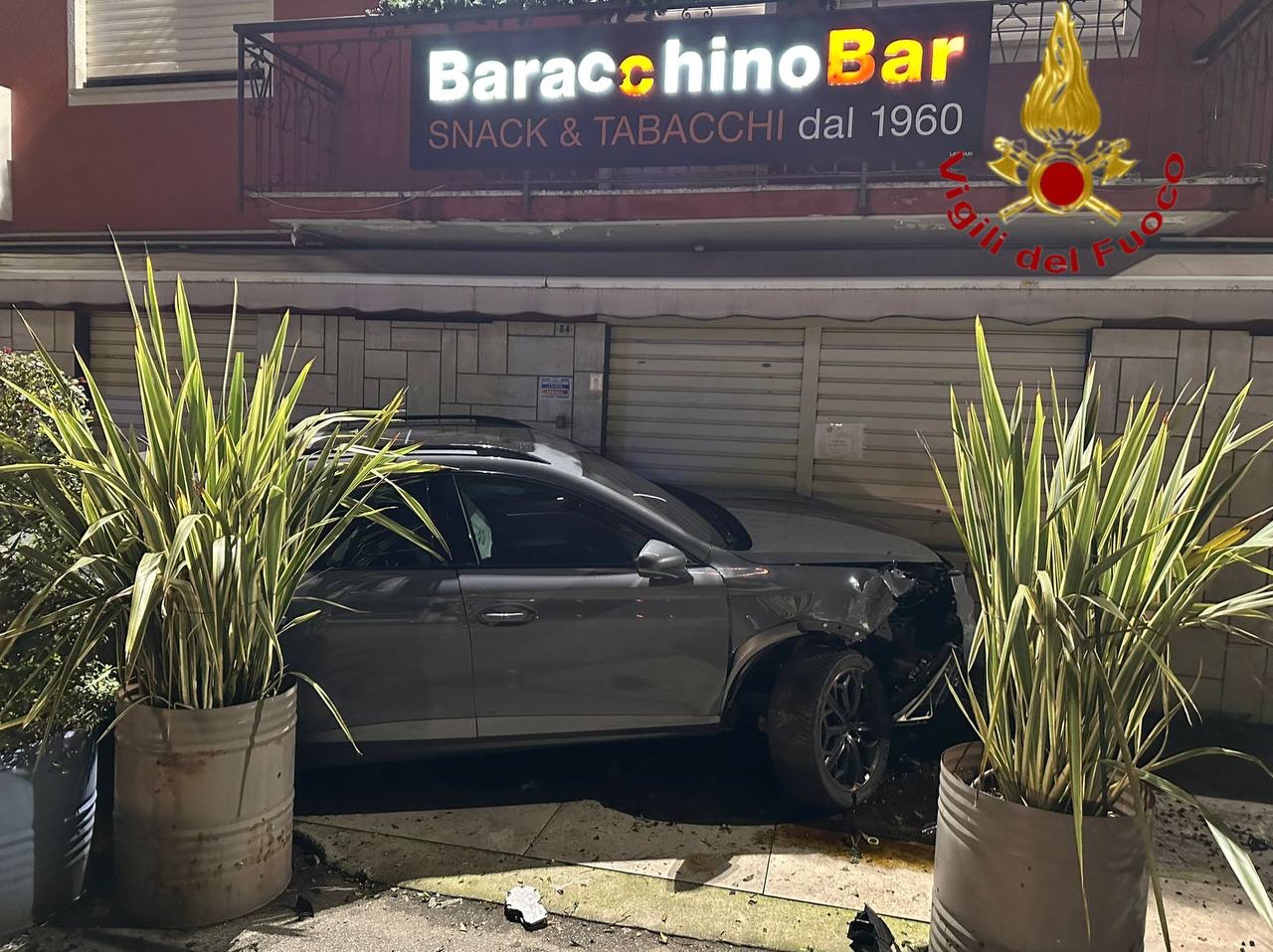 Perde il controllo dell’auto e si schianta contro una cabina del gas e le serrande di un bar a Bolzano Vicentino