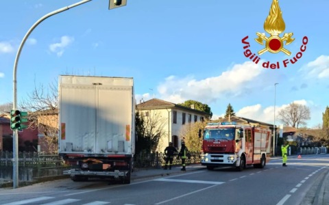 Scontro tra autoarticolati in Via Roma: soccorso un conducente