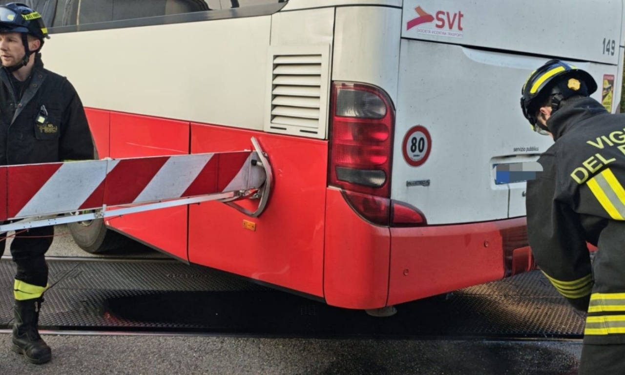 Autobus con studenti si blocca sui binari del passaggio a livello: sbarra perfora il vano motore