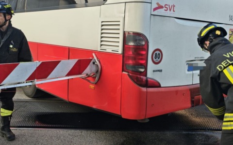 Autobus con studenti si blocca sui binari del passaggio a livello: sbarra perfora il vano motore