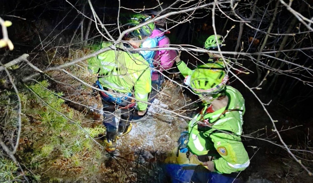 Sospesa per 4 ore sulla sulla Ferrata delle Anguane: quarantenne salvata grazie al drone