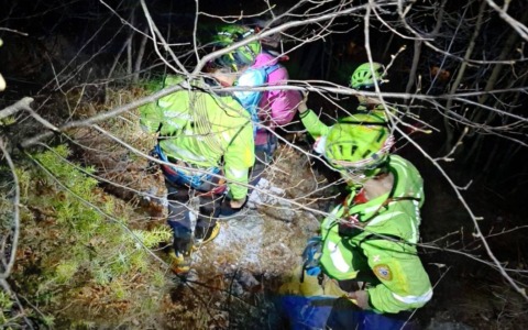 Sospesa per 4 ore sulla sulla Ferrata delle Anguane: quarantenne salvata grazie al drone