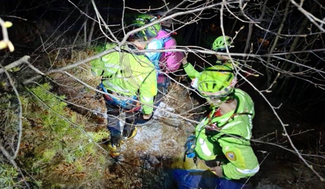 Sospesa per 4 ore sulla sulla Ferrata delle Anguane: quarantenne salvata grazie al drone