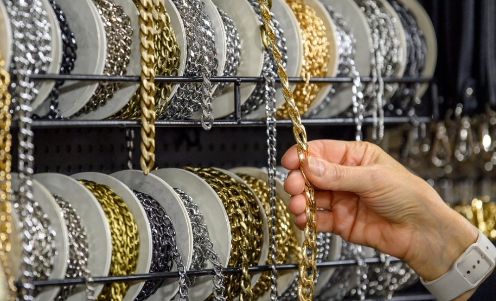 Alla fiera “Abilmente” si infila in borsa orecchini e collane (ma non è stata così abile)