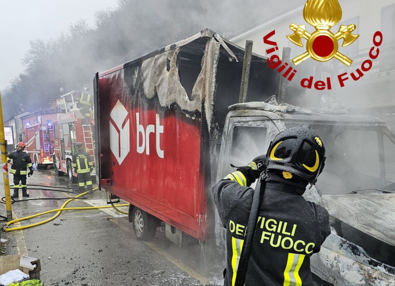 Furgone di un corriere va a fuoco ad Arcugnano