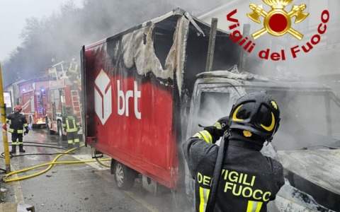 Furgone di un corriere va a fuoco ad Arcugnano