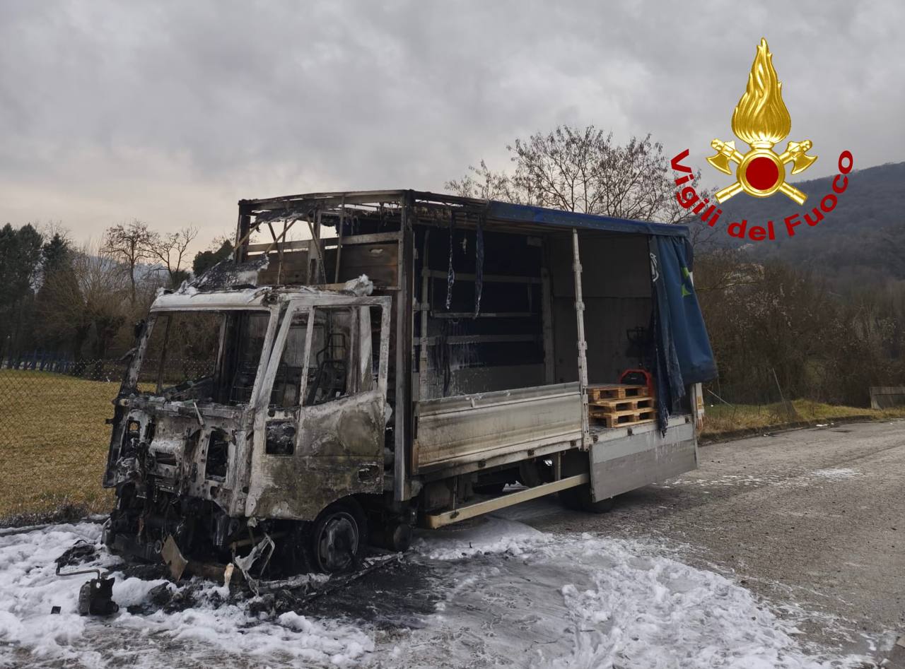 Autocarro va a fuoco a Malo