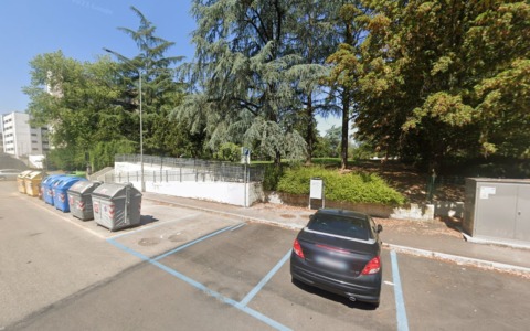 Spacciava hashish e cocaina nei giardini pubblici, ripreso con l’app YouPol mentre nascondeva la droga in un’aiuola