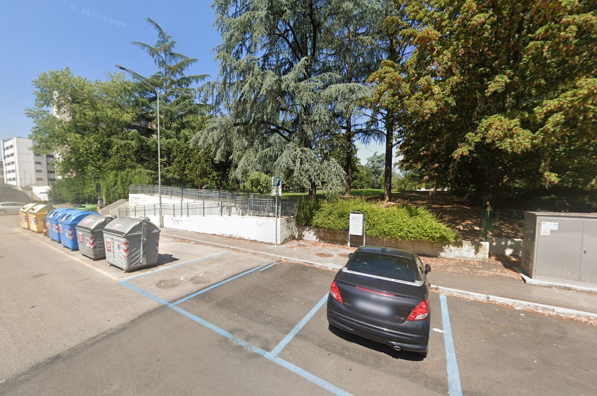 Spacciava hashish e cocaina nei giardini pubblici, ripreso con l’app YouPol mentre nascondeva la droga in un’aiuola