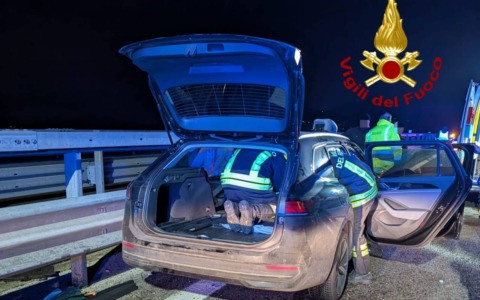 Perde il controllo dell’auto e si schianta contro il guardrail: ferito un automobilista