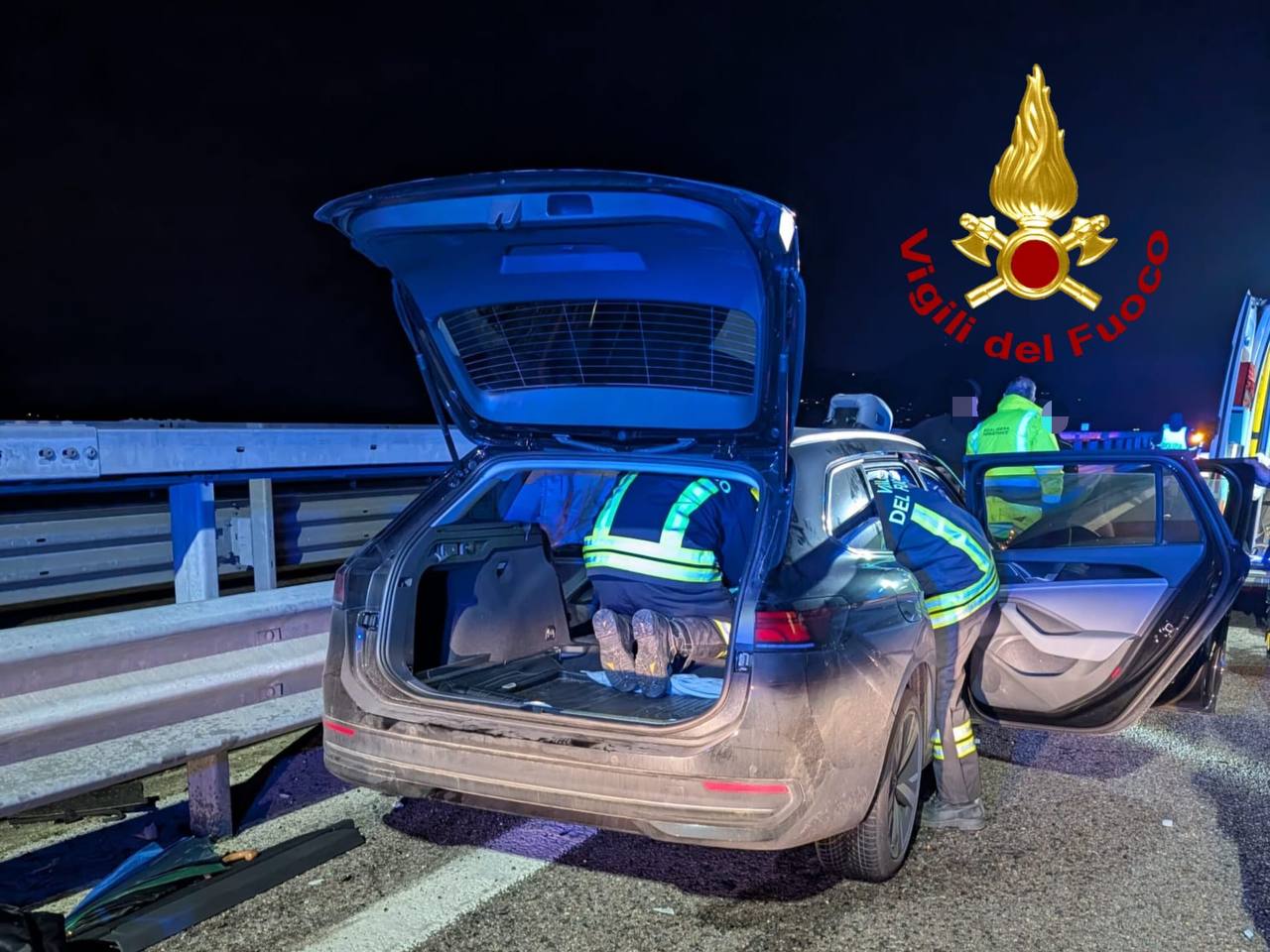 Perde il controllo dell’auto e si schianta contro il guardrail: ferito un automobilista