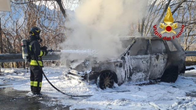 Incendio distrugge un’auto sulla statale 349 del Costo a Chiuppano