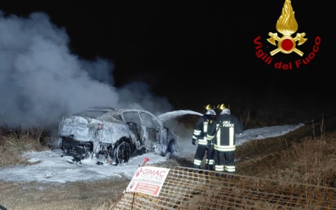 Auto elettrica in fiamme a Sovizzo: intervento dei pompieri