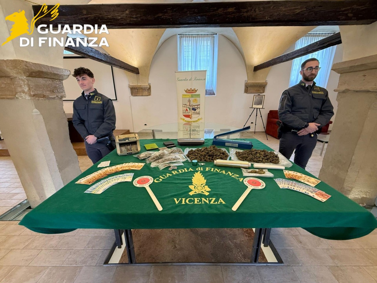 Droga e contanti nascosti in cascina: maxi sequestro a Vicenza