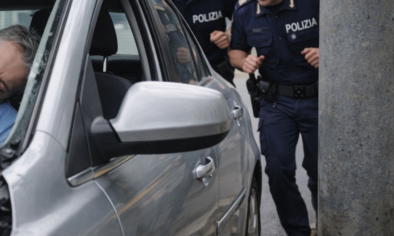 Si sente male alla guida, automobilista rianimato e salvato da due poliziotti