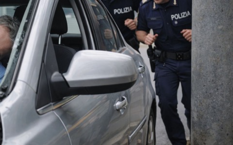 Si sente male alla guida, automobilista rianimato e salvato da due poliziotti