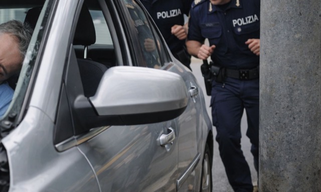 Si sente male alla guida, automobilista rianimato e salvato da due poliziotti