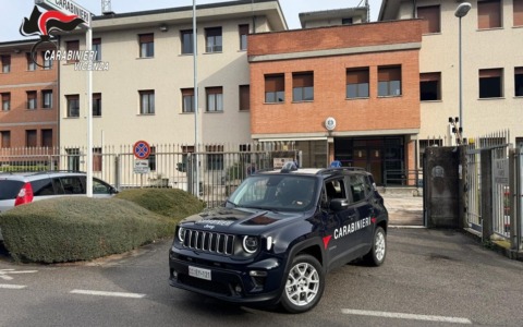 16enne picchiata davanti alla fermata degli autobus a Bassano: video virali e insulti su Instagram