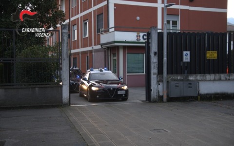 E’ a casa di un 29enne ai domiciliari, scappa dalla finestra quando arrivano i Carabinieri: trovata droga nell’appartamento