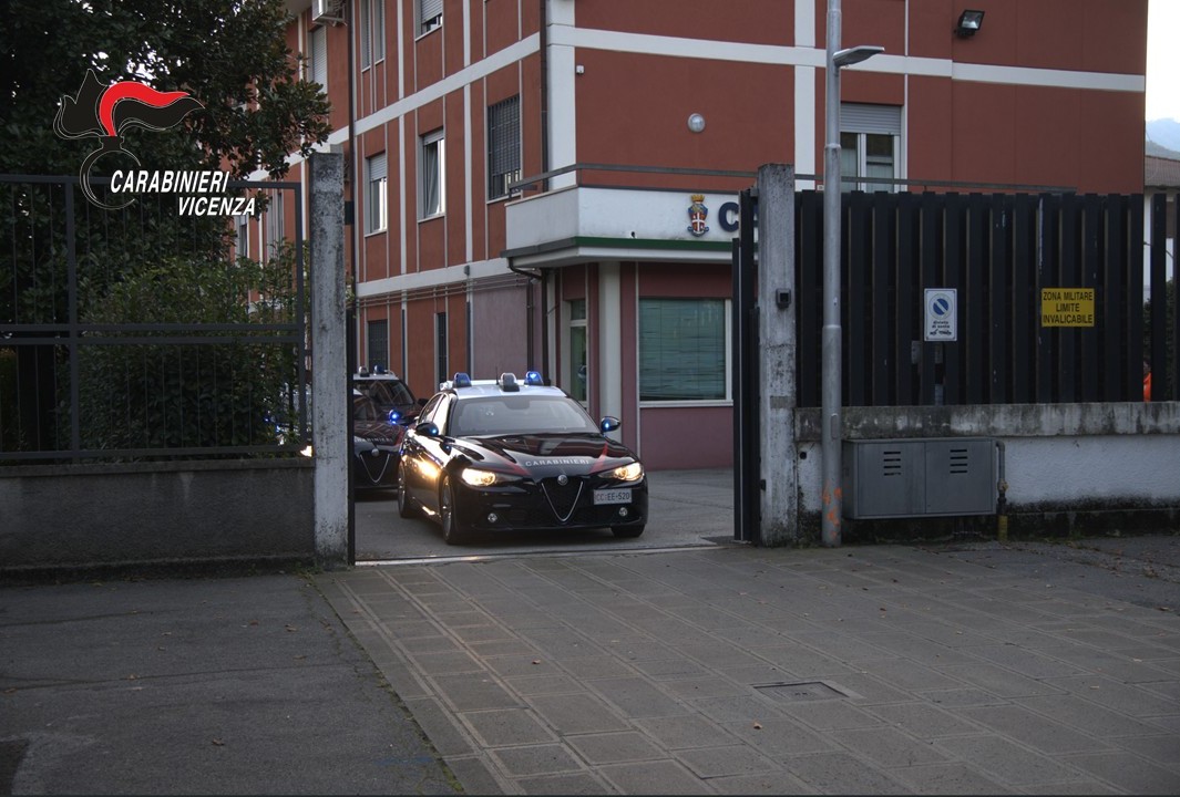 E’ a casa di un 29enne ai domiciliari, scappa dalla finestra quando arrivano i Carabinieri: trovata droga nell’appartamento