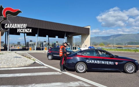 Minorenni scoperti a lanciare palloncini contenenti cubetti di ghiaccio dal cavalcavia