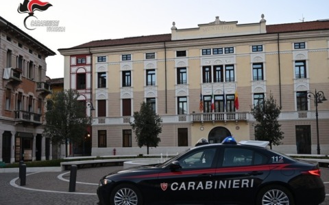 Allontanato da casa dopo il litigio con la compagna, torna in piena notte e prova a sfondare la porta