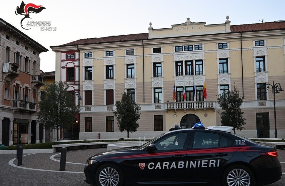 Allontanato da casa dopo il litigio con la compagna, torna in piena notte e prova a sfondare la porta