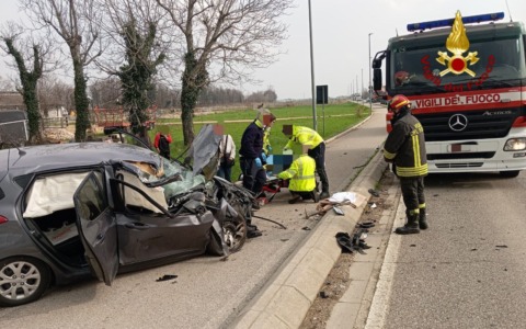 Scontro frontale tra auto e camion a Santorso, una persona ferita