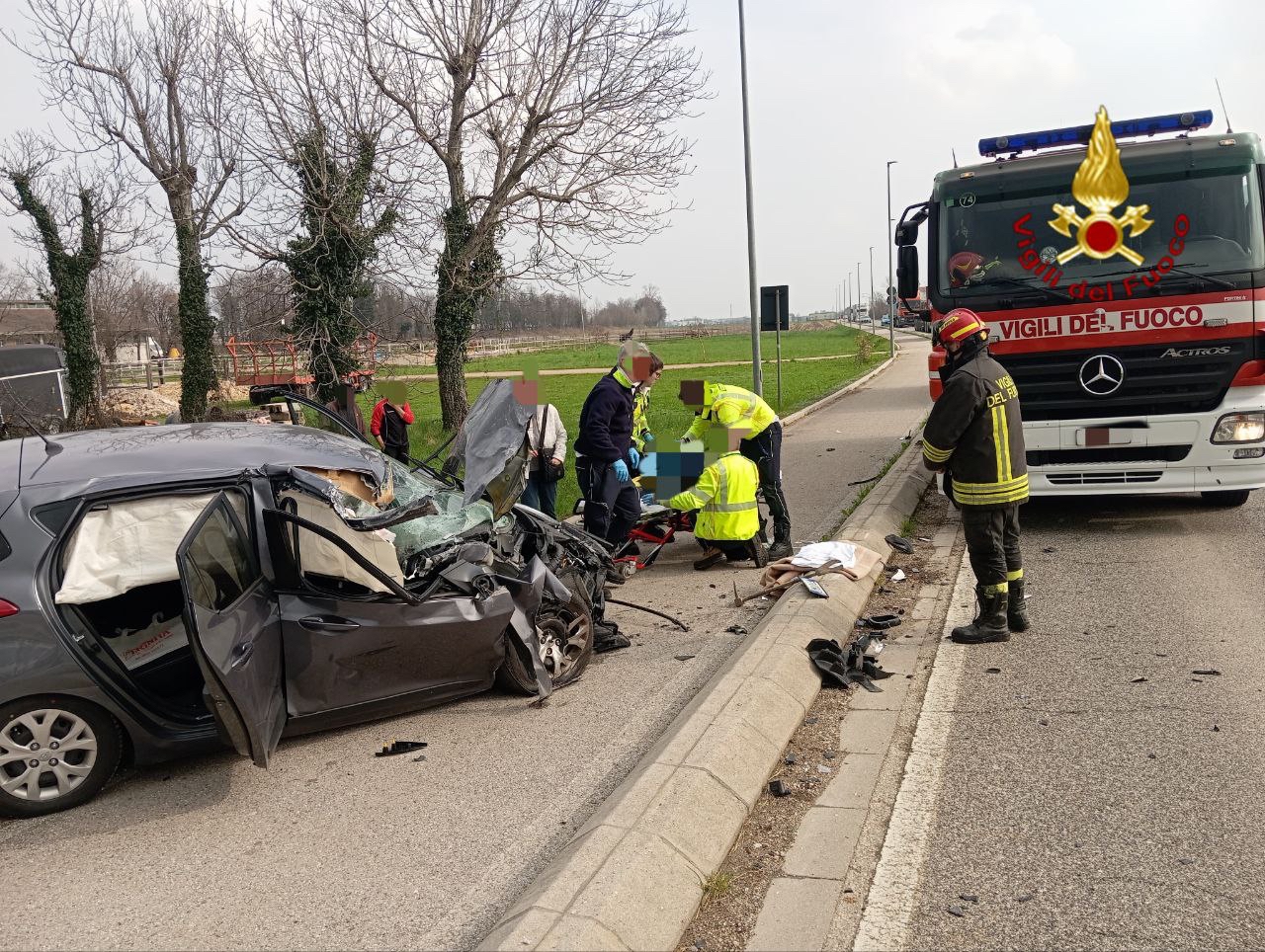 Scontro frontale tra auto e camion a Santorso, una persona ferita