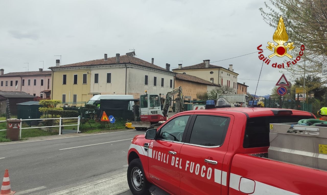Fuga di gas durante lavori stradali a Monticello Conte Otto