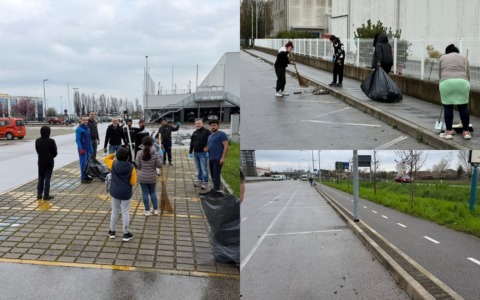 Via Pisa sommersa dai rifiuti a Torri. Sindaco e assessori aiutati dai rom: “Strada ripulita: riempiti 10 sacchi”