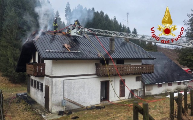 Fumo e fiamme sul tetto di una baita a Gallio