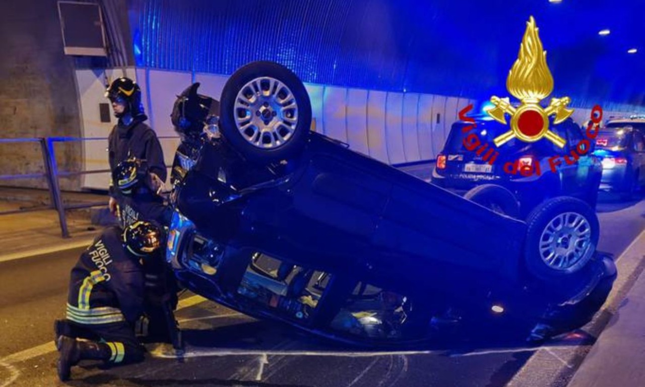 Auto si scontrano lungo la tangenziale di Vicenza: un veicolo si ribalta