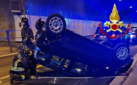 Auto si scontrano lungo la tangenziale di Vicenza: un veicolo si ribalta