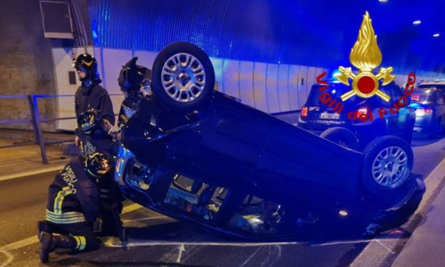 Auto si scontrano lungo la tangenziale di Vicenza: un veicolo si ribalta