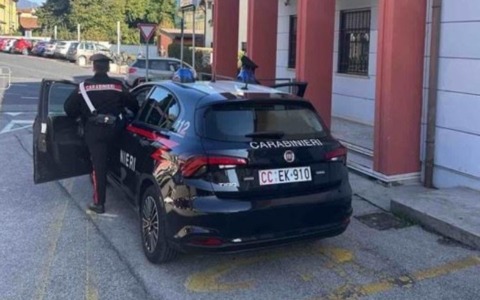 29enne spacciava in piazza a Isola Vicentina: sequestrate marijuana, hashish e contanti