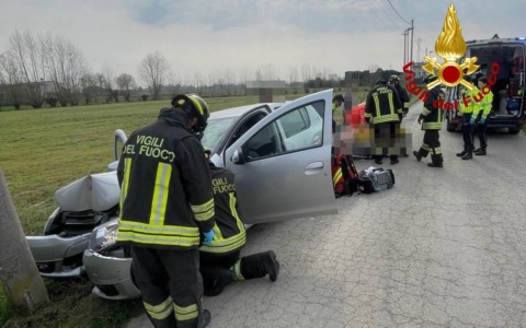 Grisignano di Zocco: vettura si schianta contro un palo in cemento, soccorso il conducente