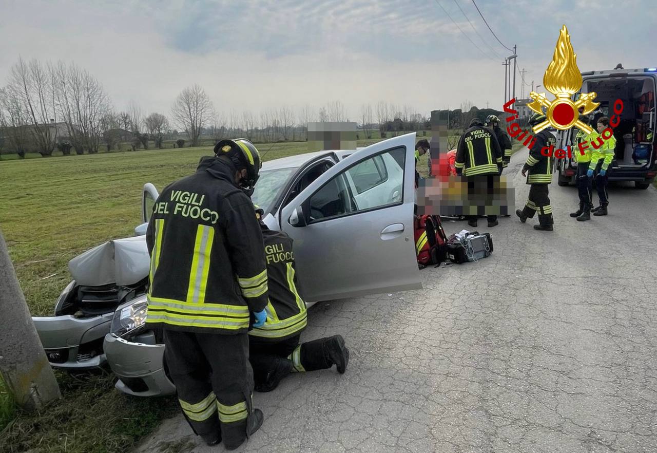 Grisignano di Zocco: vettura si schianta contro un palo in cemento, soccorso il conducente