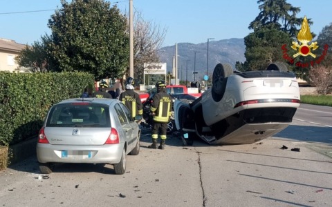 Auto si schianta contro due veicoli in sosta e si ribalta: un ferito
