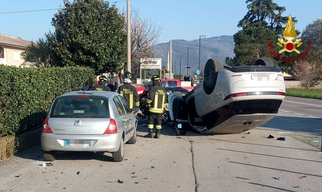 Auto si schianta contro due veicoli in sosta e si ribalta: un ferito