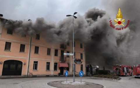 Incendio sul tetto di un edificio a Velo d’Astico