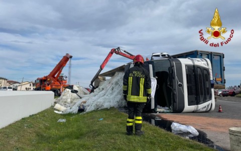 Autocarro che trasporta lana di vetro si ribalta a Sandrigo